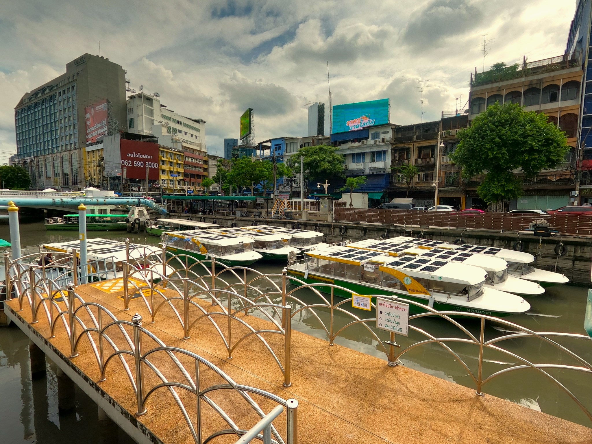 bateaux electriques sur le klong bangkok